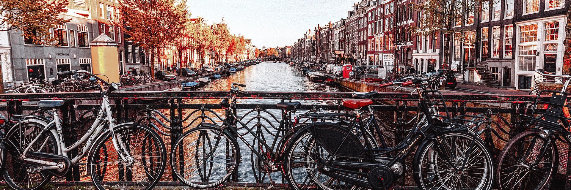 Fahrräder geparkt auf einer Brücke in Amsterdam